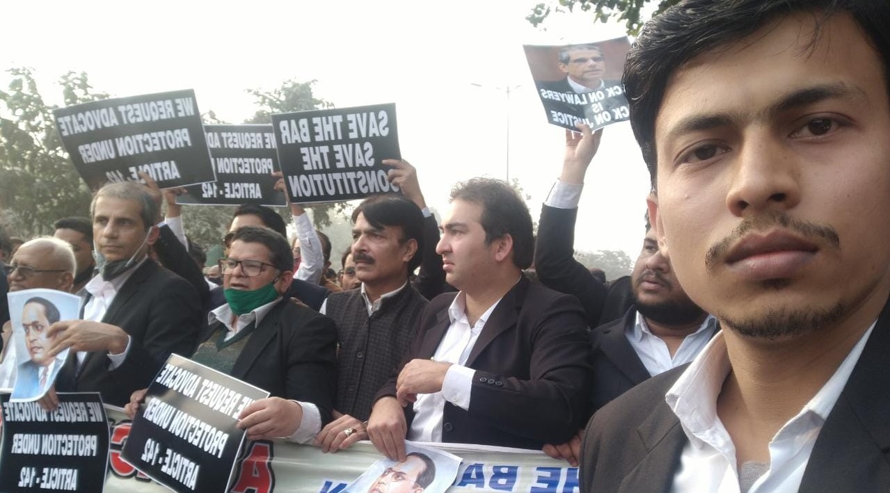 वकीलों ने निकाला दिल्ली हाईकोर्ट से सुप्रीम कोर्ट तक पैदल मार्च