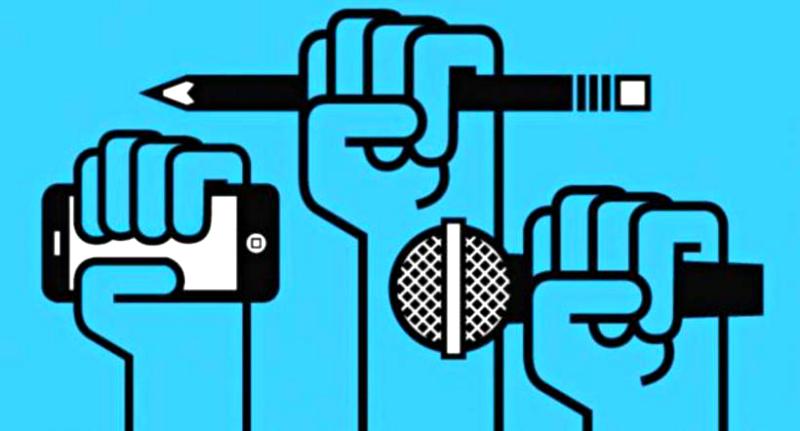 नाक में दम करने वाले डिजिटल मीडिया को नाथने की फिराक में सरकार