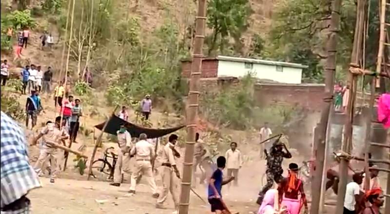 झारखंडः मेले पर अचानक पुलिस लाठीचार्ज से उग्र हुए ग्रामीण, दोनों तरफ से कई घायल