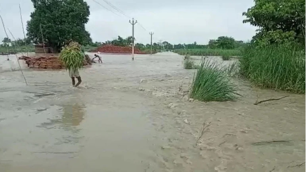 बिहार में बाढ़ से दर्जन भर जिलों में जनजीवन प्रभावित, कई इमारतें गिरी