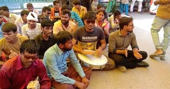 वाराणसी: दृष्टिहीन छात्रों ने शुरू किया कॉलेज बंदी के खिलाफ विरोध-प्रदर्शन