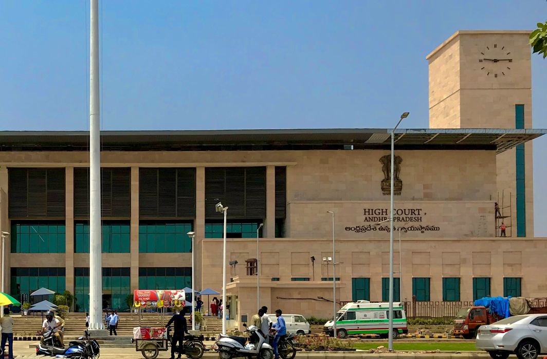 आंध्र प्रदेश के 5 नौकरशाहों को अवमानना में जेल