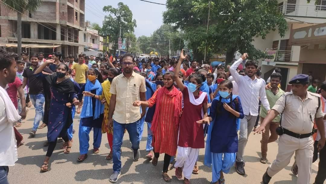 भोजपुर: स्कूल भवन निर्माण की मांग कर रहे छात्र-छात्राओं व अभिभावकों पर मुकदमा