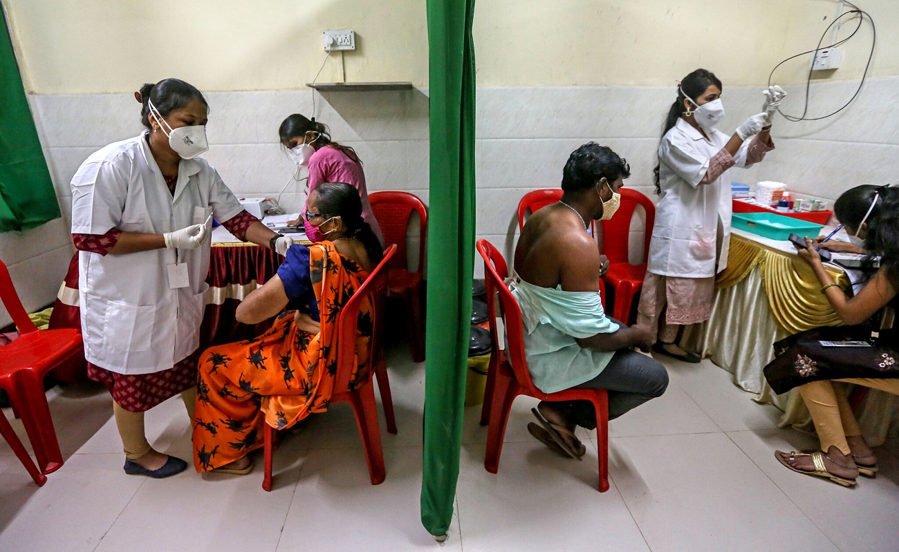 कोविड महामारी पर रोक के लिए रोज़ाना 1 करोड़ टीकाकरण है ज़रूरी