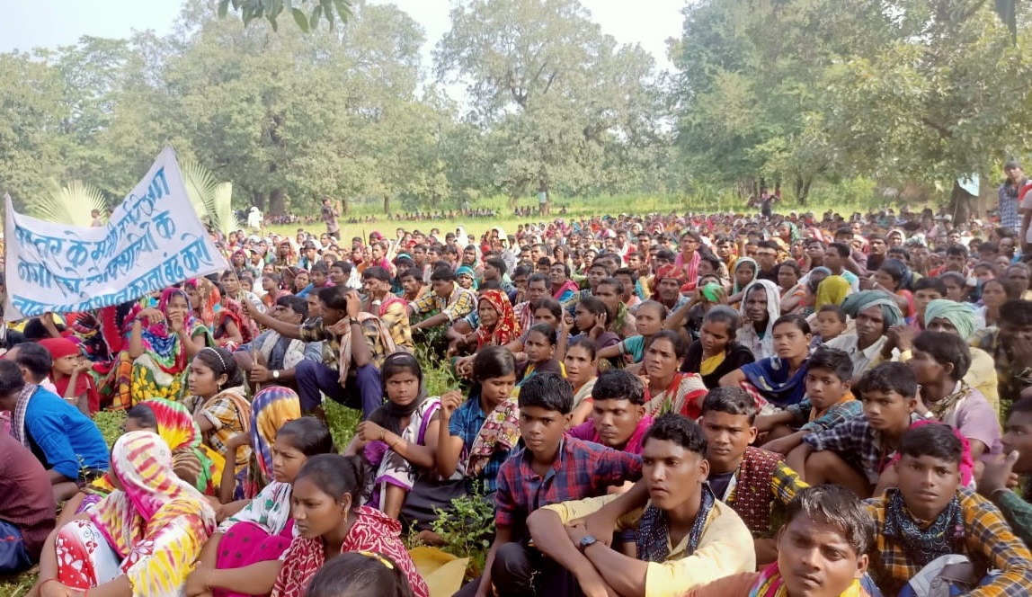 एडसमेटा कांड के मृतकों को 1 करोड़ देने की मांग को लेकर आंदोलन में उतरे ग्रामीण