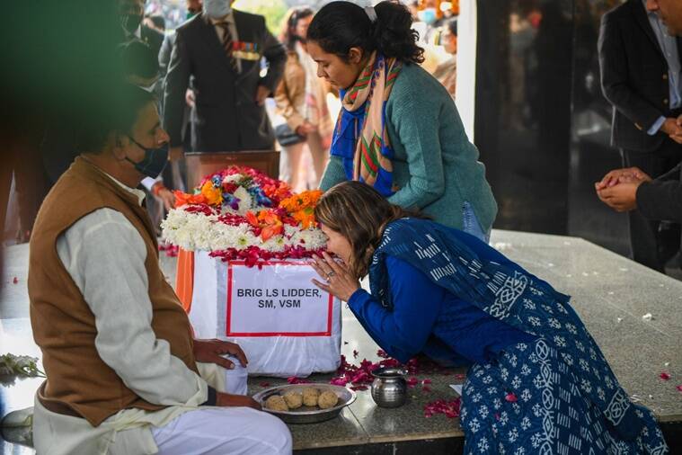 भाजपाई ट्रोल गैंग ने किया एक और शहीद की बेटी का शिकार