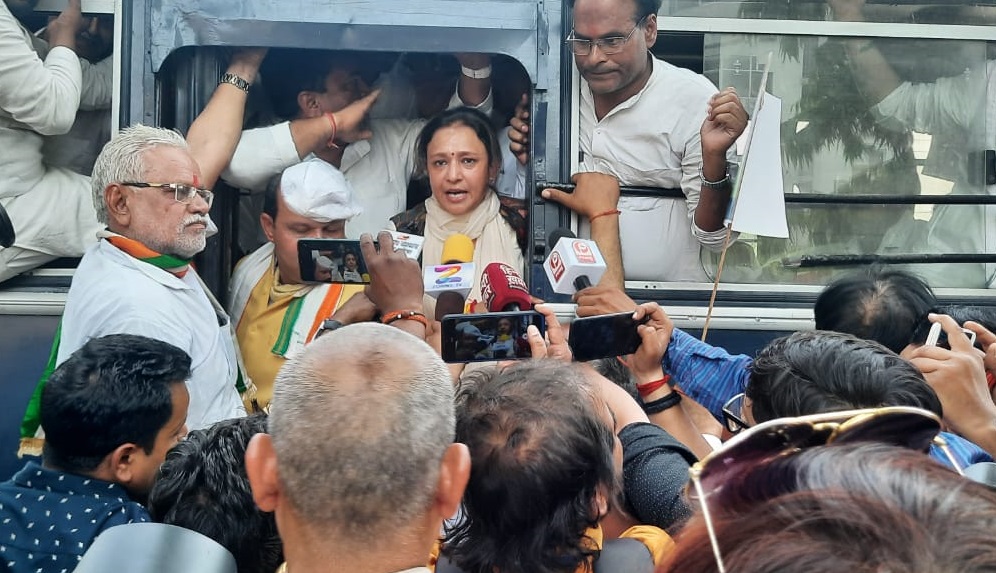 लखनऊ: महंगाई के खिलाफ प्रदर्शन में राजभवन जाते कांग्रेस कार्यकर्ताओं पर लाठीचार्ज, कई हिरासत में