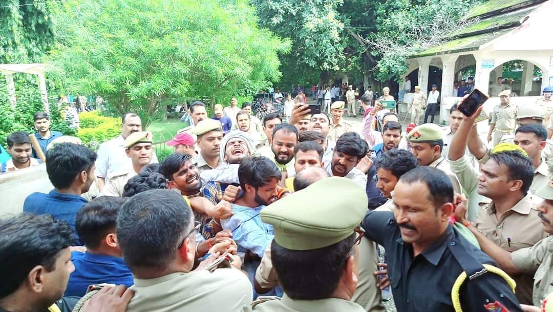 इविवि छात्र आंदोलन के 17वें दिन छात्रों ने निकाली कुलपति की शवयात्रा, पुलिस से तीखी झड़प