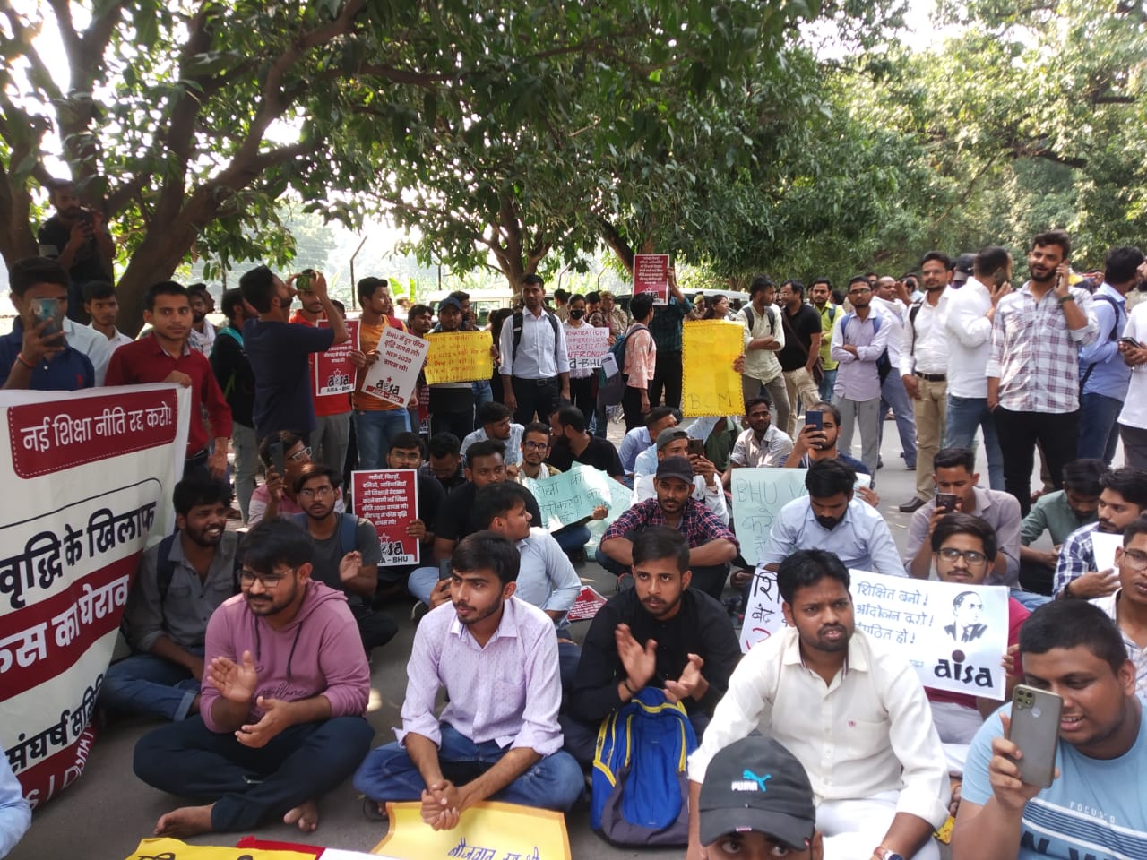 बीएचयू में फ़ीस वृद्धि के विरोध में आंदोलन, सैकड़ों छात्र-छात्राओं ने सेंट्रल ऑफ़िस का किया घेराव