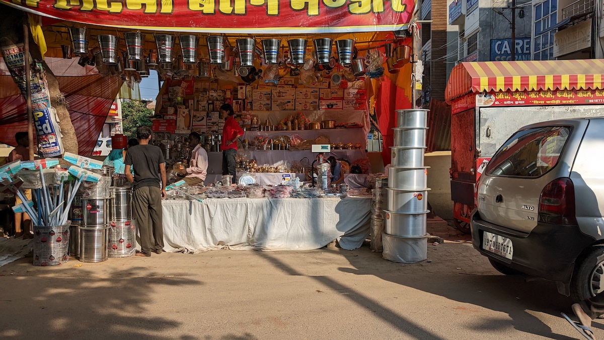 ग्राउंड रिपोर्ट: बीमारी और महंगाई ने छीना दिवाली पर बाज़ारों की रौनक 