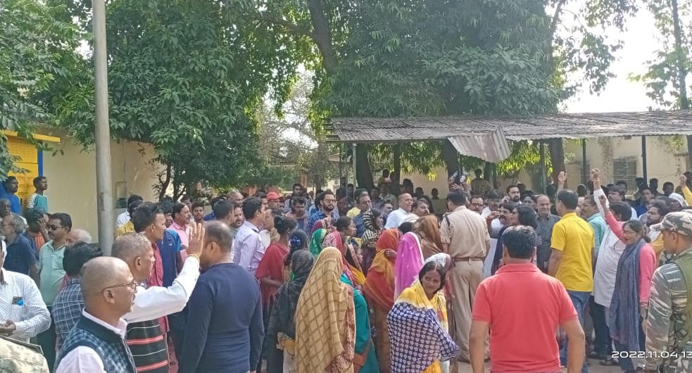 झारखंड में छापेमारी करने आए आईटी अधिकारी की कार पर भाजपा का स्टीकर 7 hemant