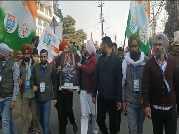 भारत जोड़ो यात्रा: जालंधर यात्रा के दौरान मूसेवाला के पिता से मिले राहुल गांधी 4 p 2 4