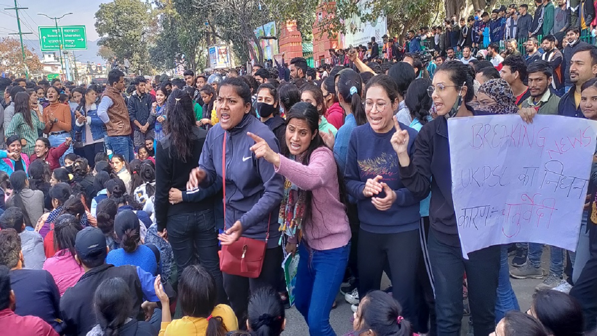 उत्तराखंड: भर्ती परीक्षा में धांधली के खिलाफ युवाओं का विरोध प्रदर्शन, पुलिस ने किया लाठीचार्ज