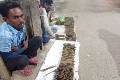 'दातून' बेचकर पेट पालने वाले परिवारों को कड़ी मशक्कत के बाद मिलती है रोटी 3 DATUN 2