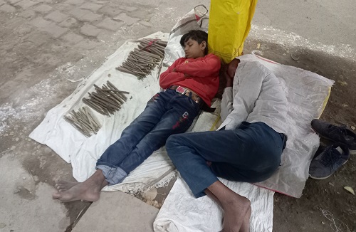 'दातून' बेचकर पेट पालने वाले परिवारों को कड़ी मशक्कत के बाद मिलती है रोटी 4 DATUN 3