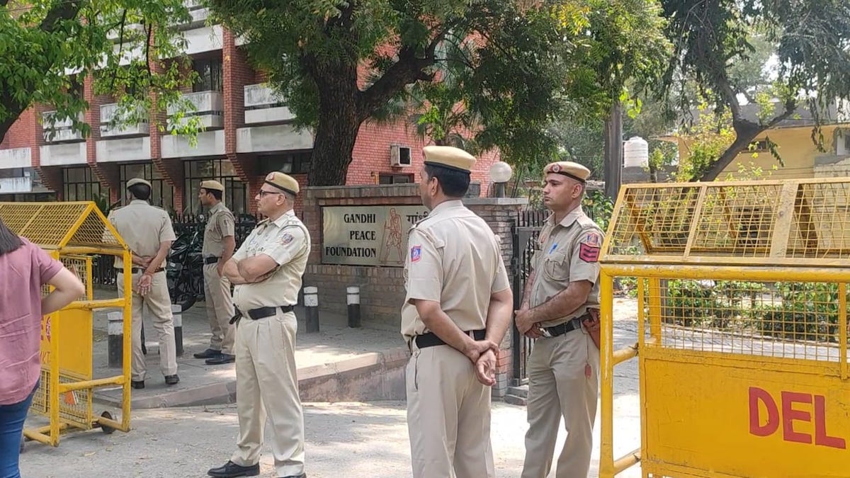 दिल्ली पुलिस ने कश्मीर पर होने वाले सेमिनार को जबरन रोका