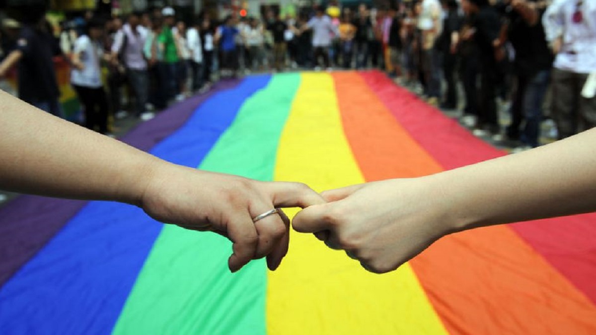 समलैंगिक पार्टनर्स के बीच विवाह को मिले कानूनी मान्यता