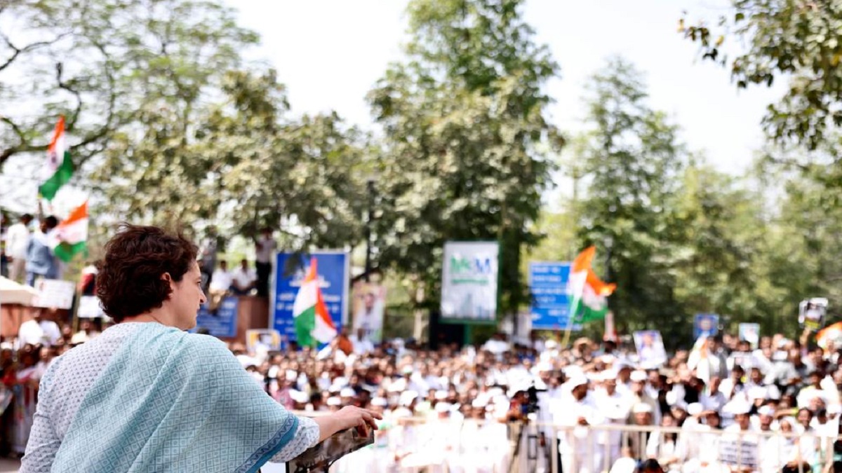 इस देश का प्रधानमंत्री कायर है: प्रियंका गांधी