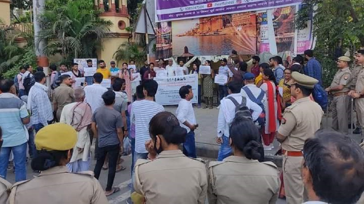 रामनवमी पर सांप्रदायिक हिंसा और पाठ्यक्रमों में काट-छांट के खिलाफ वाराणसी में विरोध प्रदर्शन