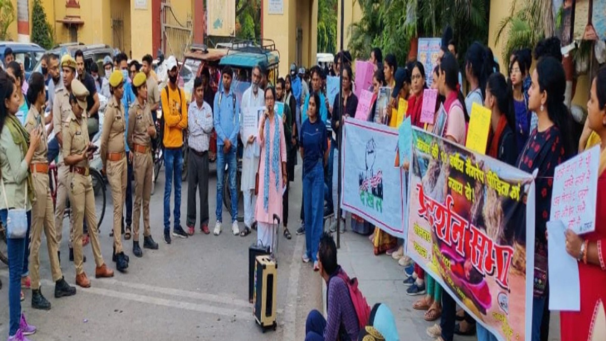 उन्नाव गैंगरेप पीड़िता के न्याय के लिए बीएचयू गेट पर प्रदर्शन, छात्रों ने कहा- यूपी में सिसक रहा है कानून का राज