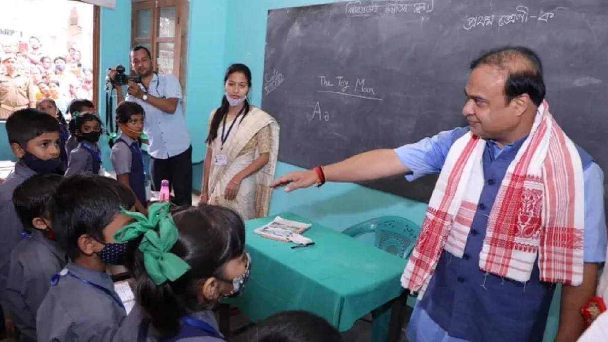 असम में अध्यापकों के लिए ड्रेस कोड: हिमंत बिस्वा सरमा क्यों लगातार परोस रहे हैं दक्षिपंथी एजेंडा?