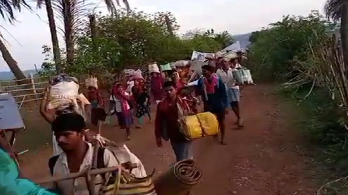 तपती-झुलसाती गर्मी में आदिवासियों का पैदल मार्च, सीआरपीएफ कैंप और सड़क चौड़ीकरण का विरोध
