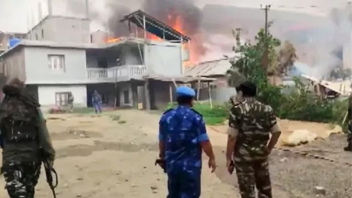 मणिपुर में फिर भड़की हिंसा, दंगाइयों ने  घरों में लगाई आग