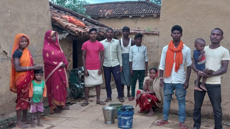 ग्राउंड रिपोर्ट: बिन बिजली चंदौली का आदिवासी गांव औरवाटांड़, अंधेरे से टकराती ग्रामीणों की उम्मीदें