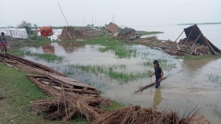 बिहार: सुखाड़ के बावजूद बाढ़ से डूबते कोसी के गांव