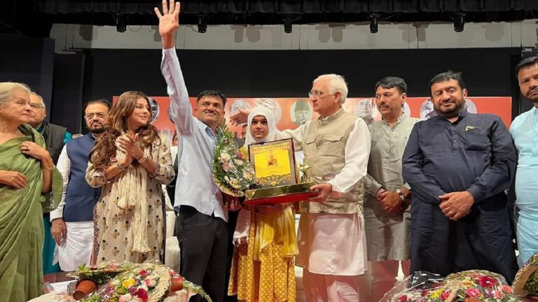 गुजरात: सलमान खुर्शीद समेत कई आला नेताओं ने किया मेडल से वंचित की गयी टॉपर मुस्लिम बच्ची को सम्मानित