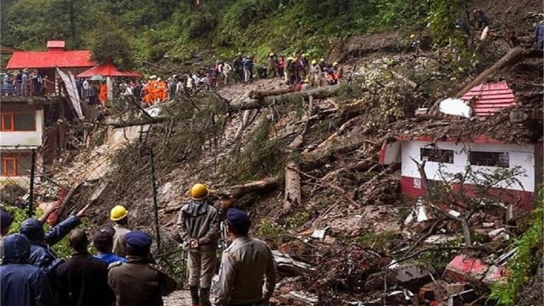हिमाचल में बारिश और भूस्खलन से 41 लोगों की मौत, उत्तराखंड में भी तबाही का मंजर