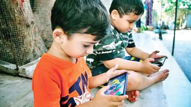 मोबाइल फोन बच्चों में पैदा कर रहा मानसिक विकार