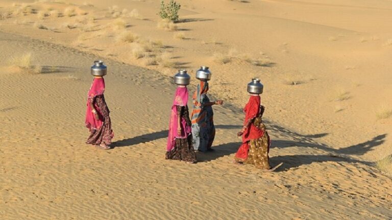 ग्राउंड रिपोर्ट: बीकानेर के बिंझरवाड़ी गांव में भारी जल संकट, महिलाएं सिर पर घड़ा रख दिन भर ढोती हैं पानी
