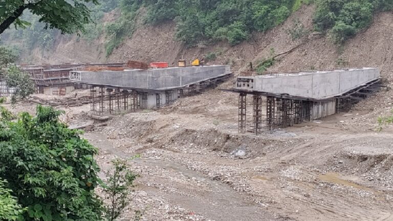 ग्राउंड रिपोर्ट: उत्तराखंड एलिवेटेड एक्सप्रेसवे के पिलर बारिश में धंसे, परियोजना पर उठे सवाल