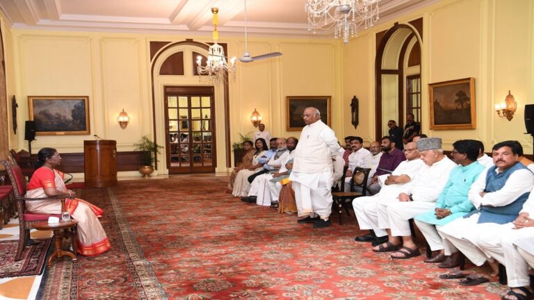 INDIA का प्रतिनिधिमंडल राष्ट्रपति से मिला, दो मणिपुरी महिलाओं को राज्यसभा में नामित करने का आग्रह