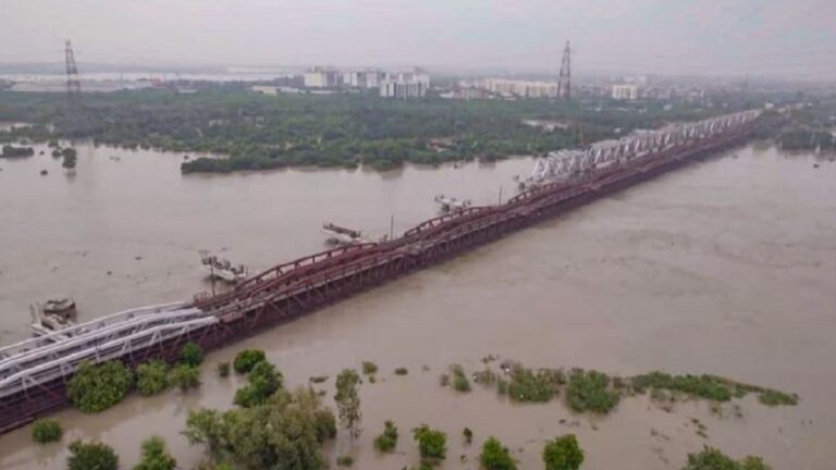 यमुना की सफाई और बाढ़: अंतर्विरोधों से भरे दावे और योजनाएं