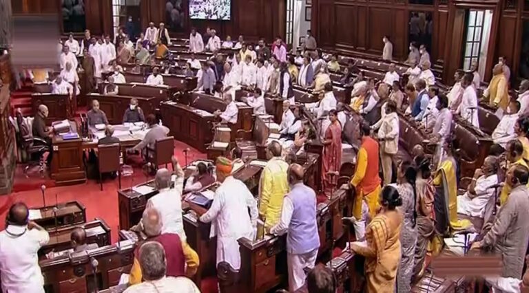संसद में हंगामें के बीच पास हुए कई देश और जन विरोधी बिल