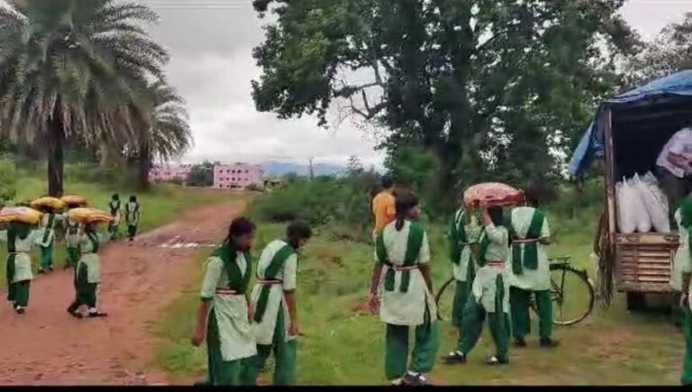 गुमला में बालिका आवासीय विद्यालय की वार्डेन ने करायी छात्राओं से मजदूरी, वीडियो वायरल