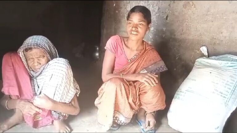 झारखंड: आधार कार्ड के लिए दर-दर भटक रहीं मोहरमनी, नहीं मिल पा रही विधवा-वृद्धा पेंशन