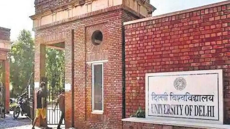 डीयू ने संविदा पर पढ़ा रहे छह योग्य प्रोफेसरों को बर्खास्त कर ‘कम योग्यता’ वाले 11 शिक्षकों की भर्ती की