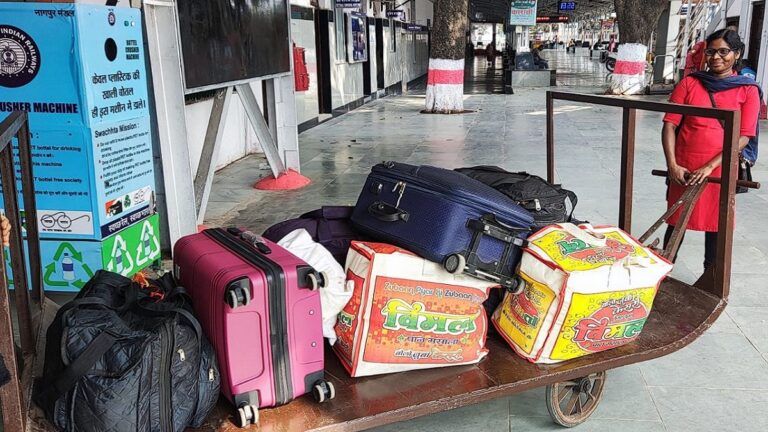 ग्राउंड रिपोर्ट: बैतूल की महिला कुली दुर्गा बनीं पितृसत्तात्मक सोच के खिलाफ संघर्ष की मिसाल