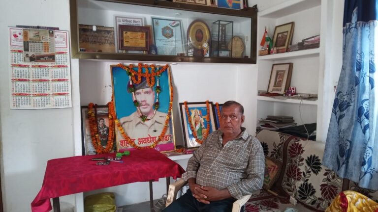 ग्राउंड रिपोर्ट: चटकते रिश्तों और वादा-खिलाफी के बीच पिस रहा पुलवामा हमले के शहीद का परिवार 
