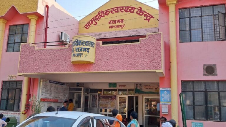 ग्राउंड रिपोर्ट: मिर्जापुर के मड़िहान में स्वास्थ्य केंद्रों का हाल बेहाल, एक्सरे मशीन-हेल्थ ATM पर लगा है ताला