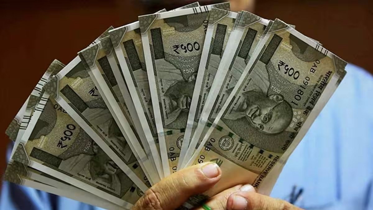 बैंकों में पैसे डिपॉजिट करने के बजाय रिकॉर्ड कर्ज ले रहा है आम भारतीय