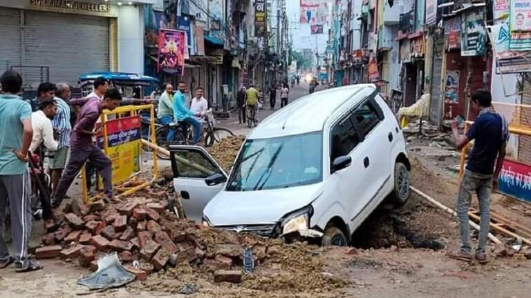 ग्राउंड रिपोर्ट: यूपी की सड़कों में सुरंग और होल, खोल रहे योगी सरकार के निर्माण कार्य की पोल