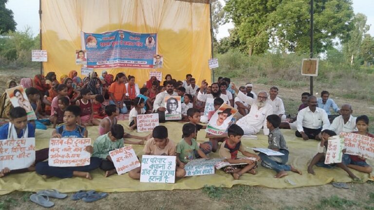 बाराबंकी: शराब पिलाकर कमाई की योगी की नीति के खिलाफ उठ खड़े हुए हैं असेनी गांव के लोग