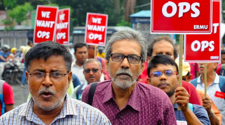 दिल्ली के रामलीला मैदान में हुंकार भरने को तैयार ओपीएस समर्थक कर्मचारी 
