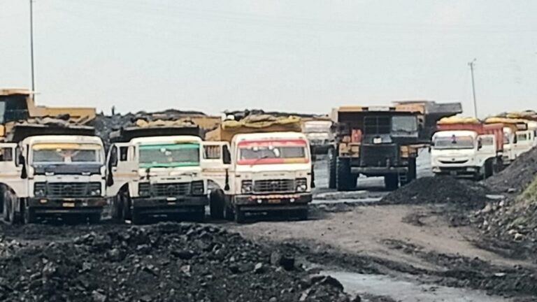 कुसमुंडा में कोयला की आर्थिक नाकाबंदी सफल, एसईसीएल प्रबंधन विस्थापितों से बातचीत पर सहमत 