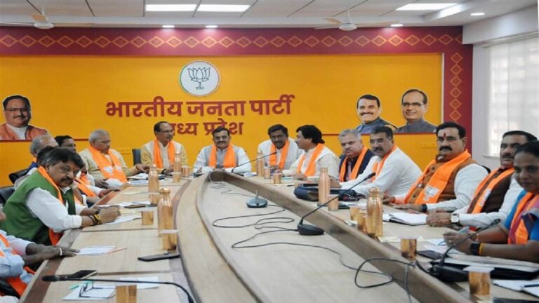 मध्य प्रदेश को लेकर सत्तारूढ़ भाजपा में भारी घमासान क्यों मचा है?