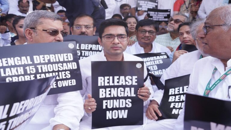 तृणमूल कांग्रेस का राजघाट पर सत्याग्रह, प. बंगाल का मनरेगा फंड रिलीज करने की मांग